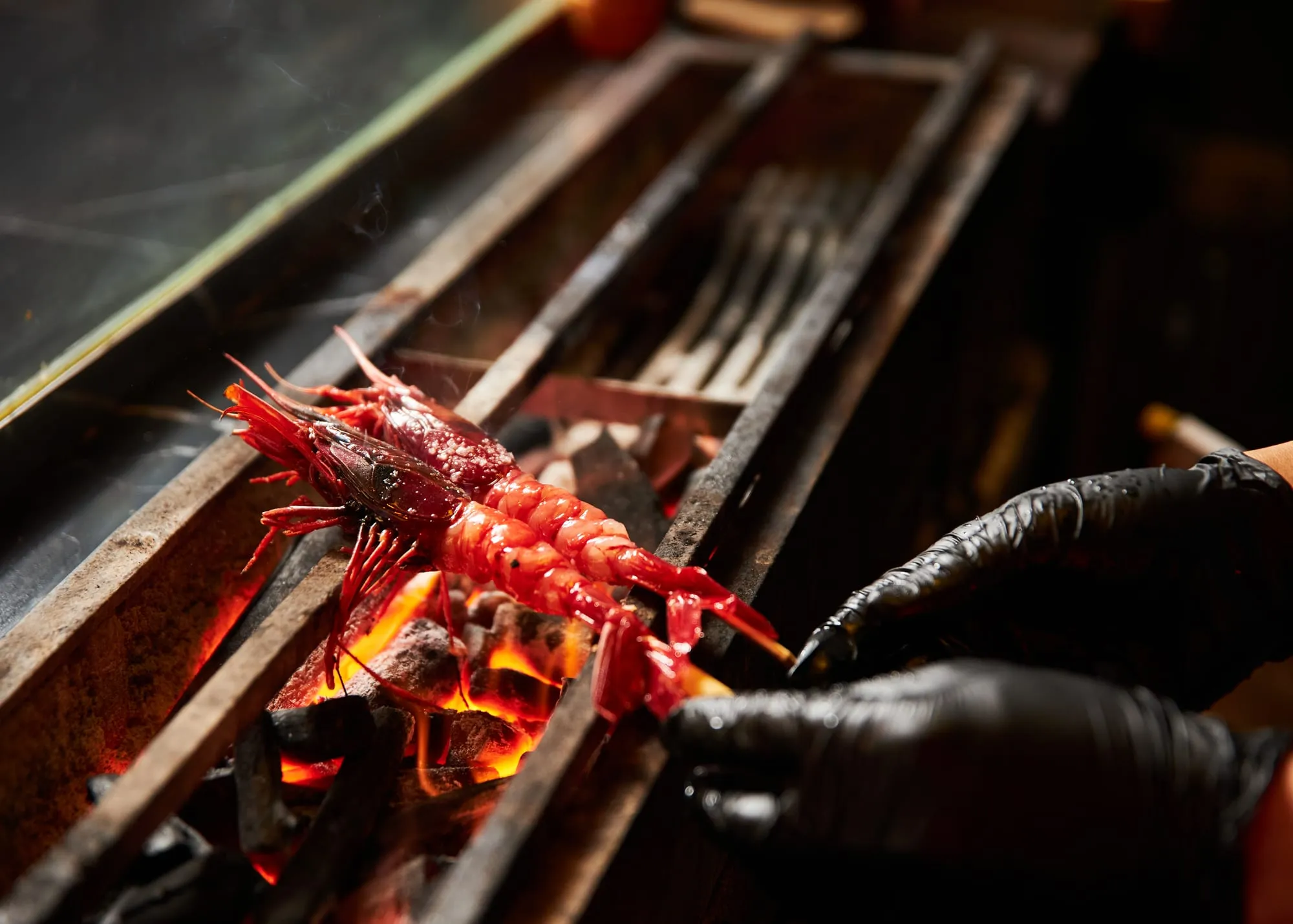 Carabineros sobre la brasa de carbón en Ichiba
