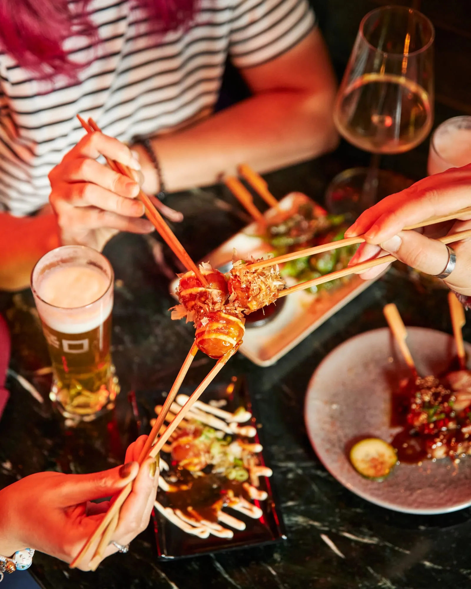 Ronda de brochetas compartidas con palillos en Ichiba