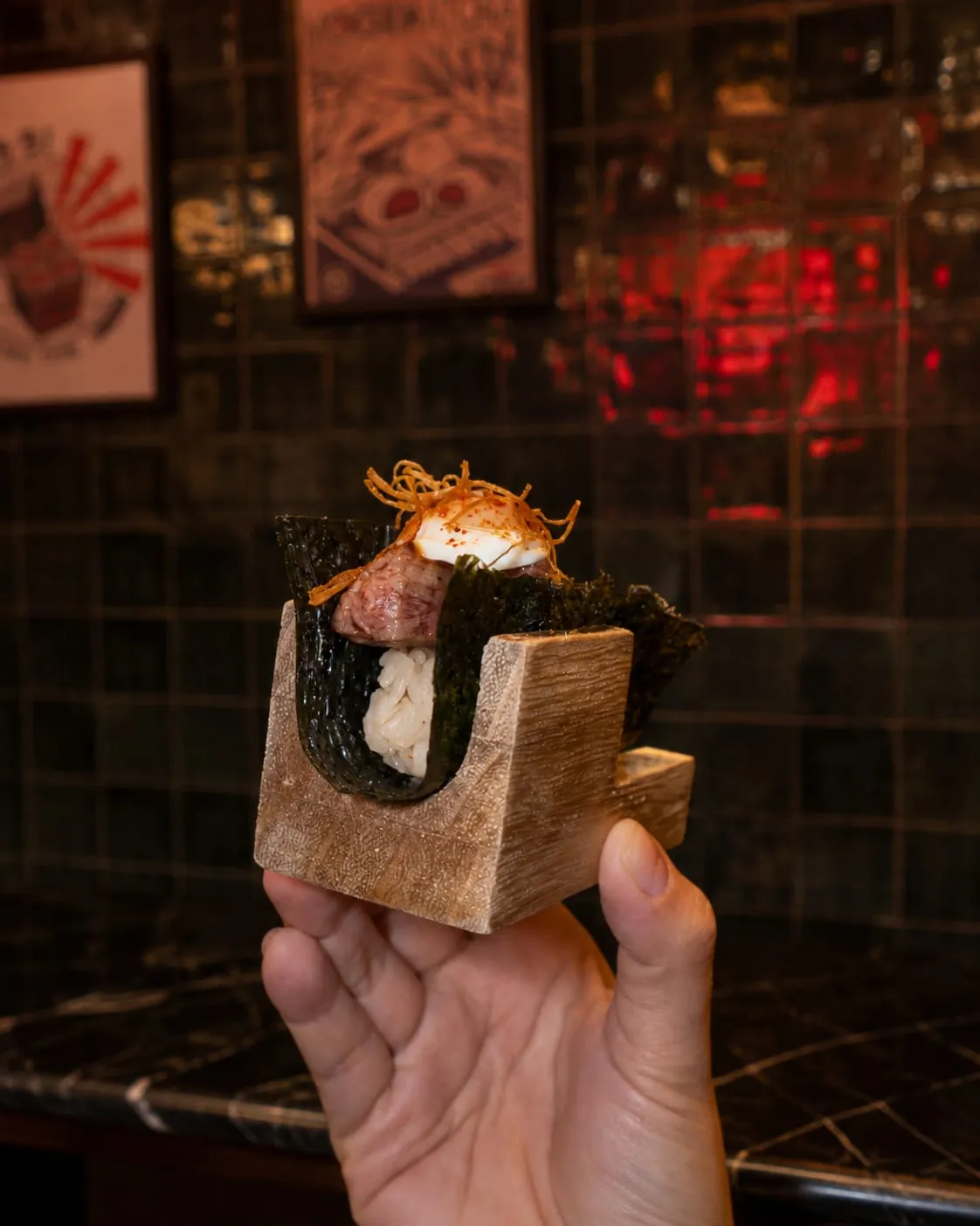Handroll sujeto en mano en Ichiba