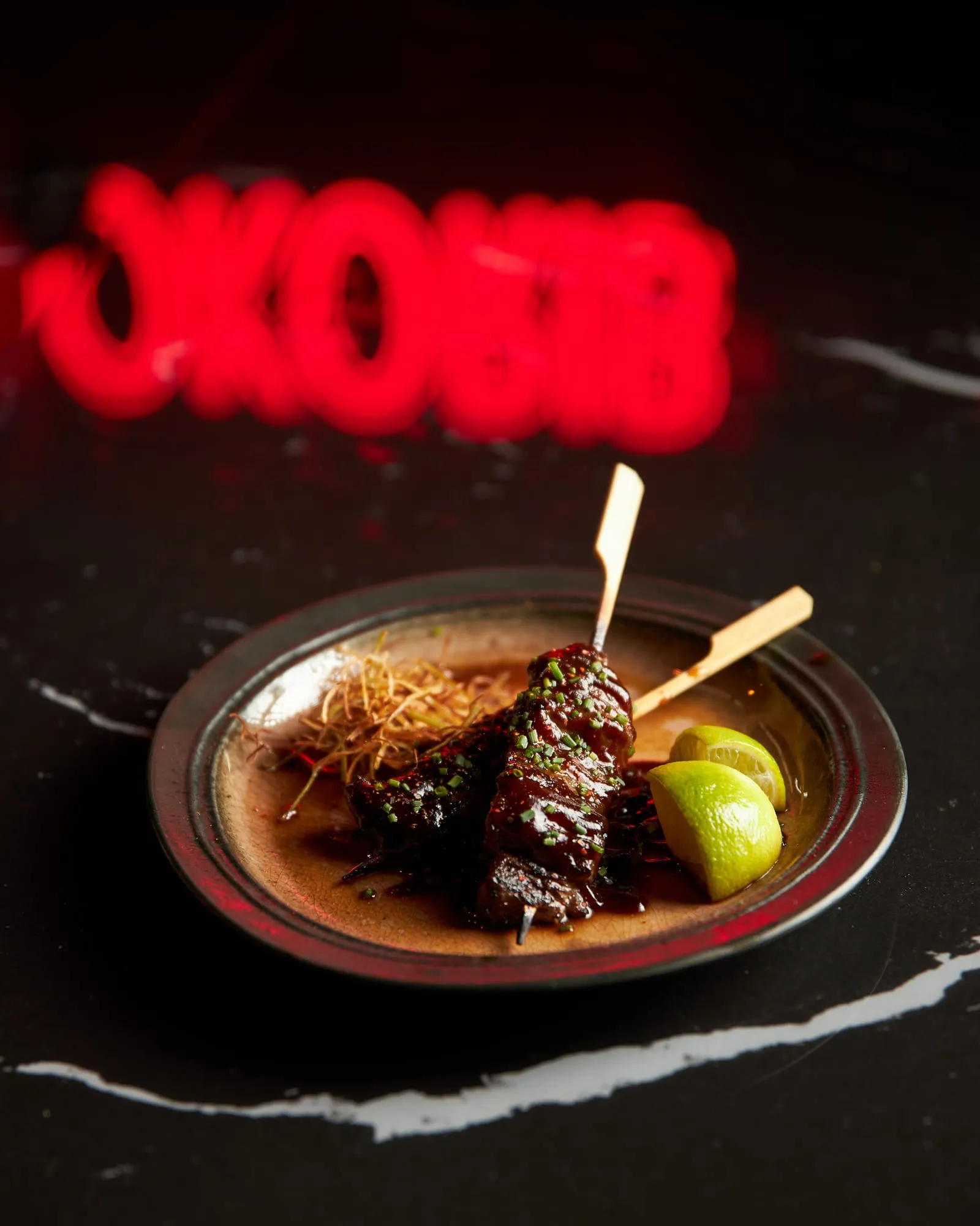 Yakitori a la brasa servido en plato
