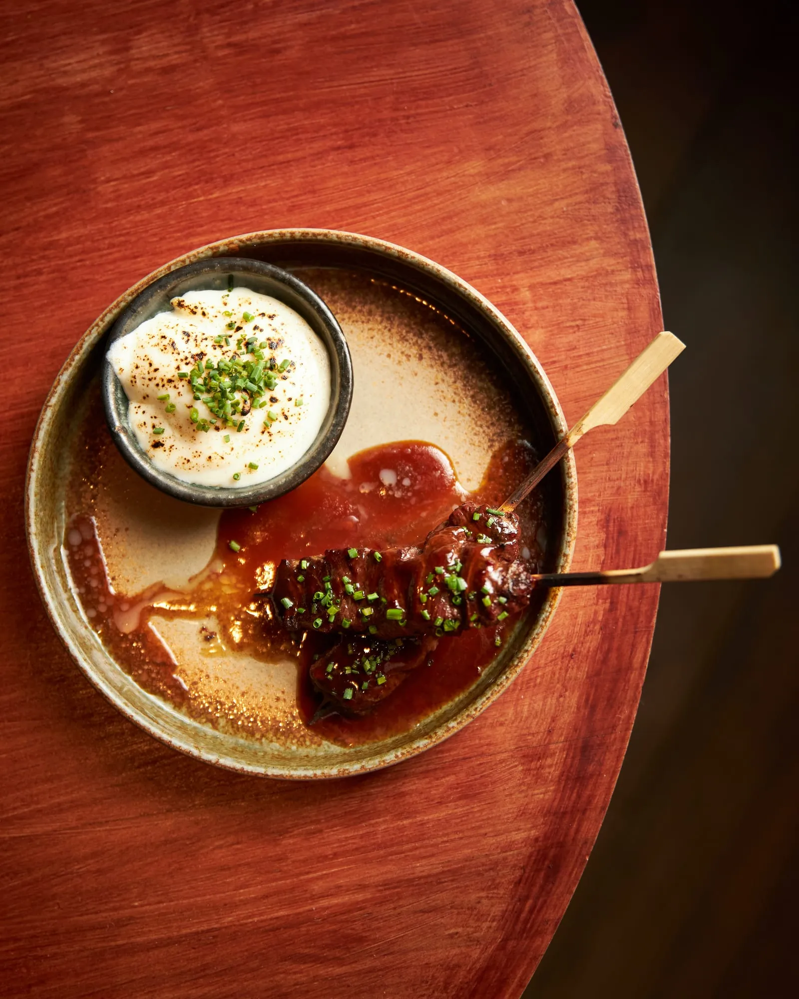 Yakitori con salsa visto desde arriba