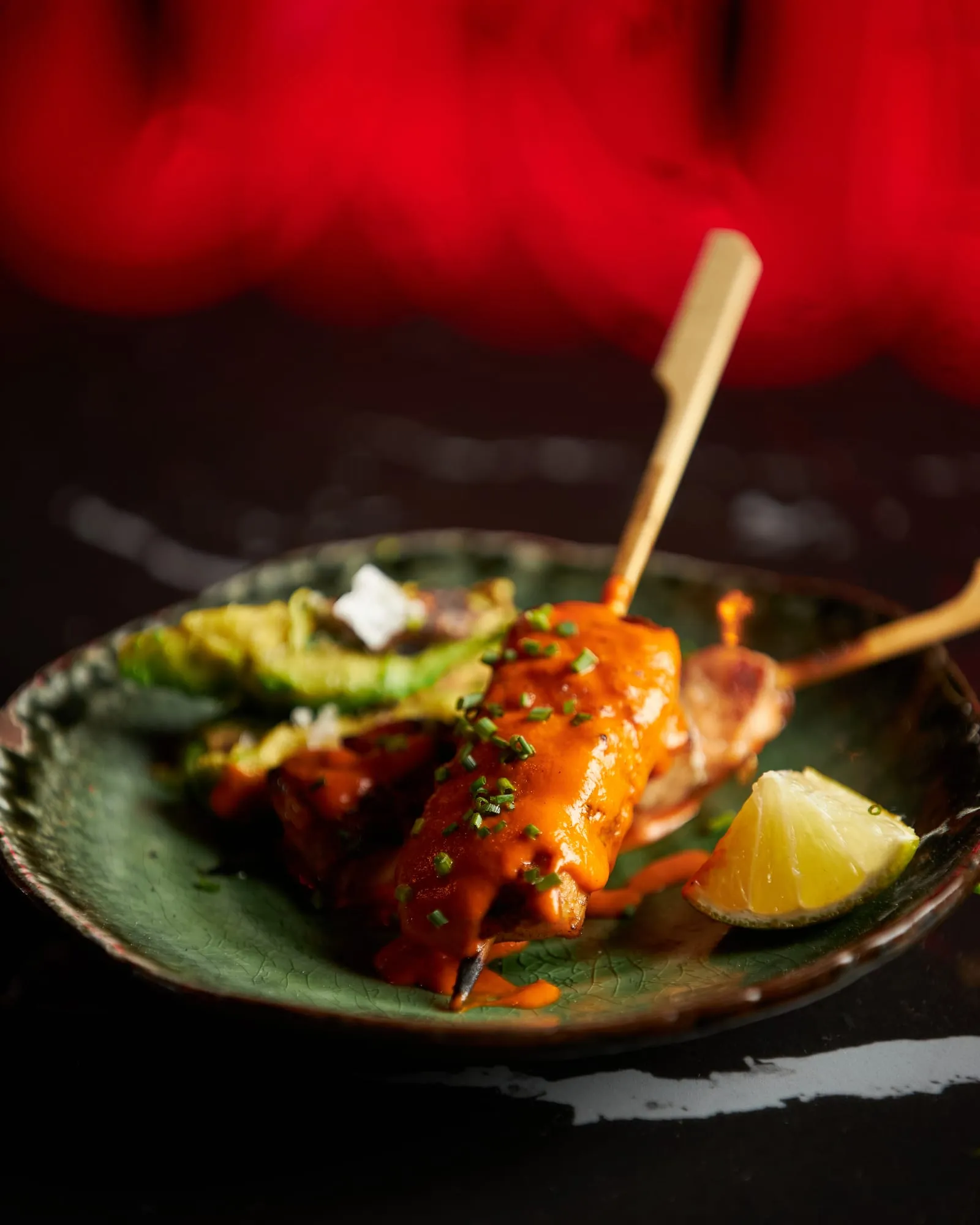 Yakitori con salsa servido en plato en Ichiba